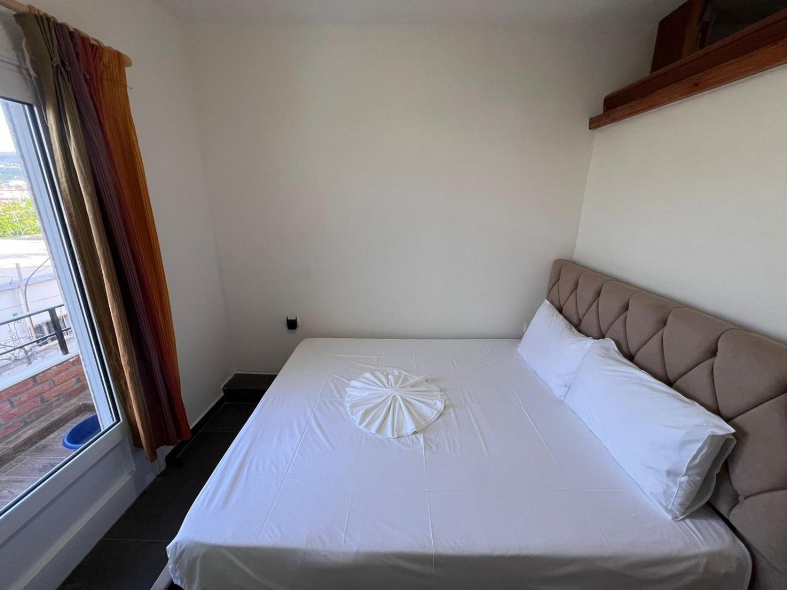 Guest Rooms Arbri Vlorë Exteriör bild
